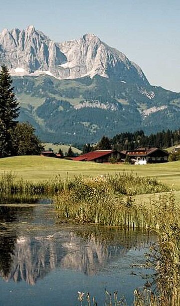 Golfspieler auf einem Kurs im Salzburger Land mit Bergblick