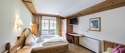 Doppelzimmer Herzerl mit Balkon und Bergsicht im Sonnberghof