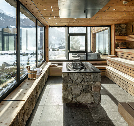 Saunabereich im Wellnesshotel Sonnberghof mit Panoramablick auf verschneite Landschaft in Salzburg