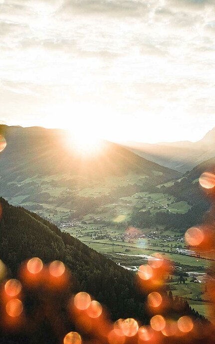 Sonnenaufgang über einem idyllischen Tal in den Bergen im Salzburger Land