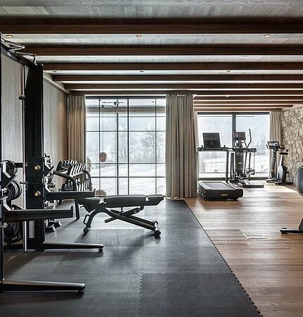 Moderner Fitnessraum mit Panoramablick im Hotel Sonnberghof