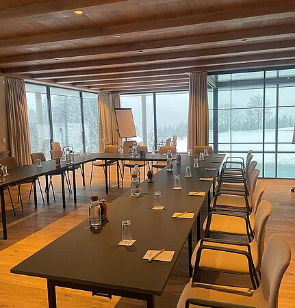 Seminarraum im Hotel Sonnberghof mit Panoramablick auf verschneite Landschaft