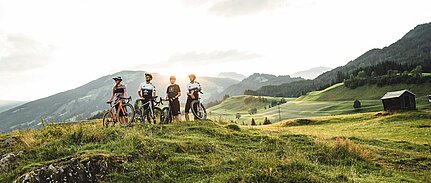 Gruppe von Radfahrern genießt die Aussicht im Nationalpark Hohe Tauern