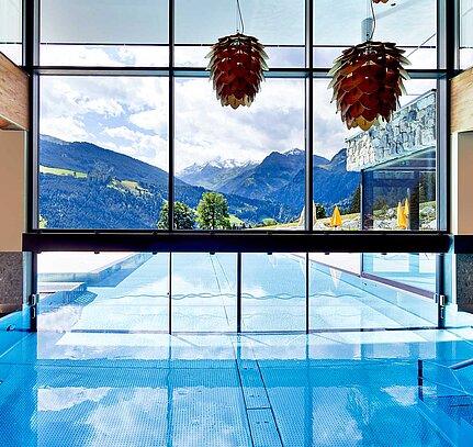 Indoor and outdoor pool in the wellness hotel Sonnberghof