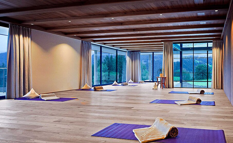 Großer Yoga-Raum im Wellnesshotel Sonnberghof, bereit für eine entspannende Session