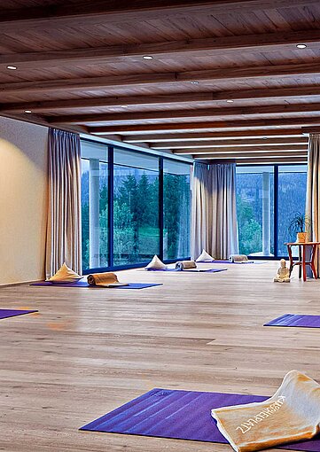 Großer Yoga-Raum im Wellnesshotel Sonnberghof, bereit für eine entspannende Session