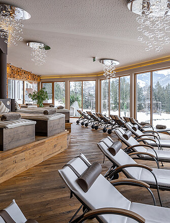 Komfortabler Spa-Bereich mit Liegen im Wellnesshotel Sonnberghof mit Bergblick im Winter.