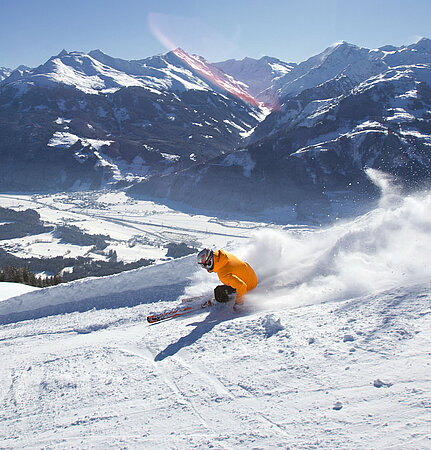 Skifahrer in Aktion auf den Pisten der Kitzbüheler Alpen