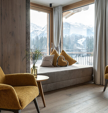 Gemütliche Sitzecke in den Zimmern & Suiten mit Bergblick