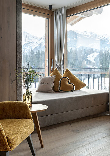 Gemütliche Sitzecke in den Zimmern & Suiten mit Bergblick